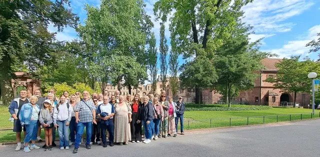 Delegationen aus Mannweiler-Cölln und Fricourt/Frankreich  vorm Heidelberger Schloß  | Foto: Ortsgemeinde Mannweiler-Cölln 