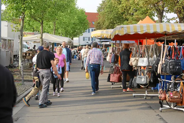 Von Taschen bis Haushaltswaren: Der Krämermarkt lädt zum Bummeln und Stöbern ein. | Foto: Norbert Scharf