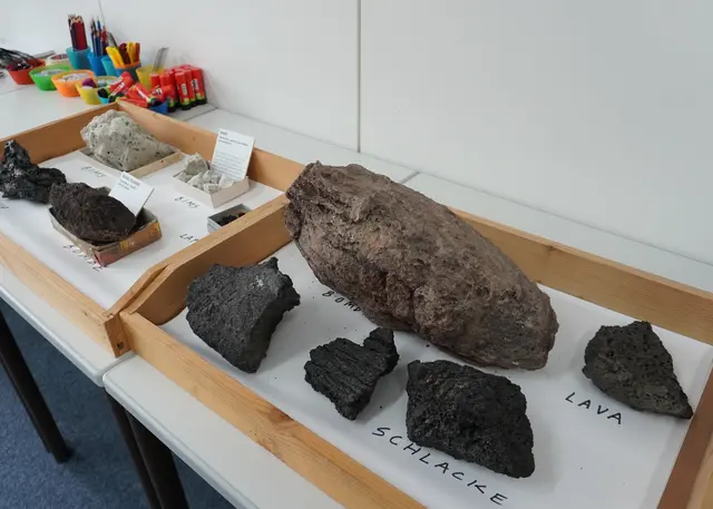 Gesteinsproben wie Lava, Schlacke und Bimsstein veranschaulichten beim Workshop „Vulkanausbruch im Hörsaal“, was bei einer Eruption entsteht. | Foto: DHBW KA//SON