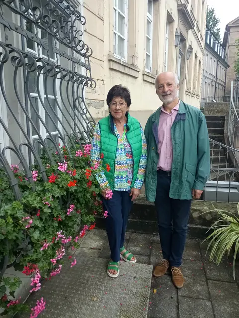 Ingrid Hirschberger, 1. Vorsitzende der Fritz-Wunderlich-Gesellschaft mit  Thomas Germain, Mitglied im Vorstand | Foto: Anja Stemler