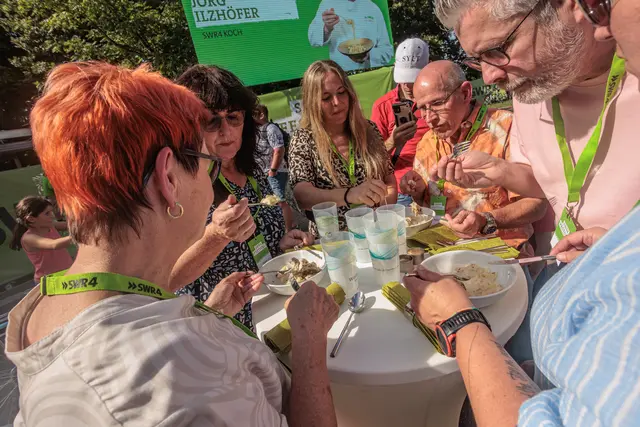 Im Wörther Bürgerpark am Sonntag: Kochshow mit SWR4-Experte Jörg Ilzhöfer - und genossen wurde das Gekochte natürlich auch | Foto: Paul Needham