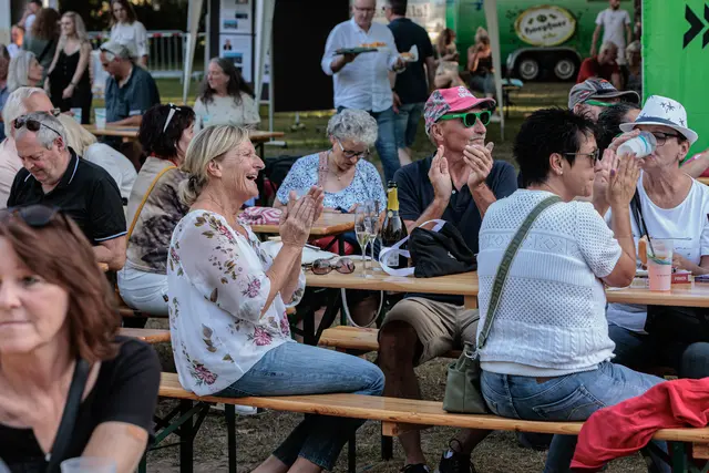 Der Sonntagnachmittag im Bürgerpark Wörth - chillen, den Sonnenschein genießen und das Programm des SWR4 Festivals erleben  | Foto: Paul Needham