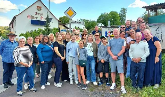 Delegationen aus Mannweiler-Cölln und Fricourt/Frankreich vor dem neuen Partnerschaftsschild in Mannweiler-Cölln | Foto: Ortsgemeinde Mannweiler-Cölln