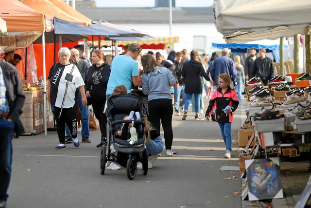 Vielfältiges Angebot: Der Krämermarkt lockt mit Schuhen, Taschen, Textilien und vielem mehr zahlreiche Besucher in die Blocksbergstraße. | Foto: Norbert Scharf
