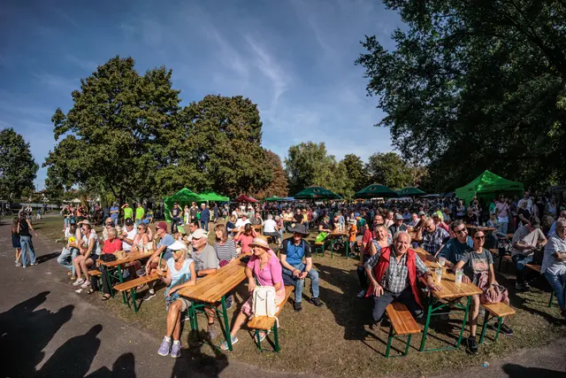 Der Sonntagnachmittag im Bürgerpark Wörth - chillen, den Sonnenschein genießen und das Programm des SWR4 Festivals erleben  | Foto: Paul Needham