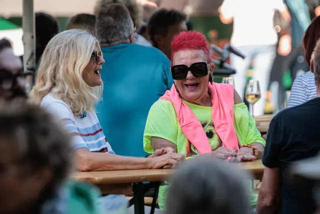 Der Sonntagnachmittag im Bürgerpark Wörth - chillen, den Sonnenschein genießen und das Programm des SWR4 Festivals erleben  | Foto: Paul Needham