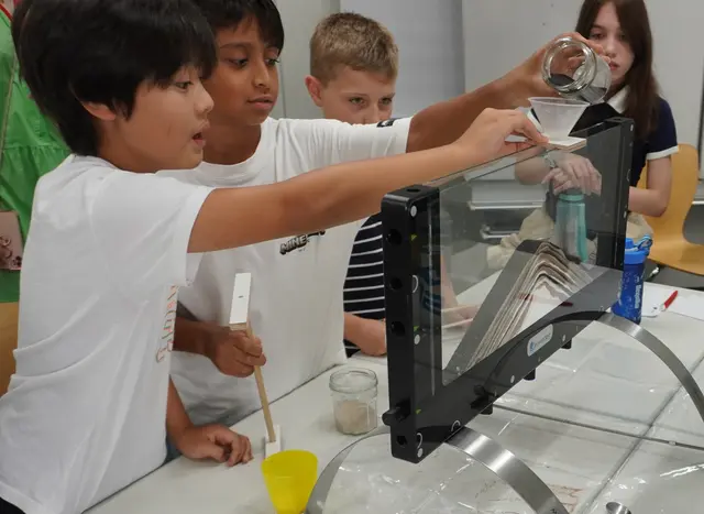 Mit großem Interesse experimentieren Kinder beim Workshop „Vulkanausbruch im Hörsaal“.  | Foto: DHBW KA//SON