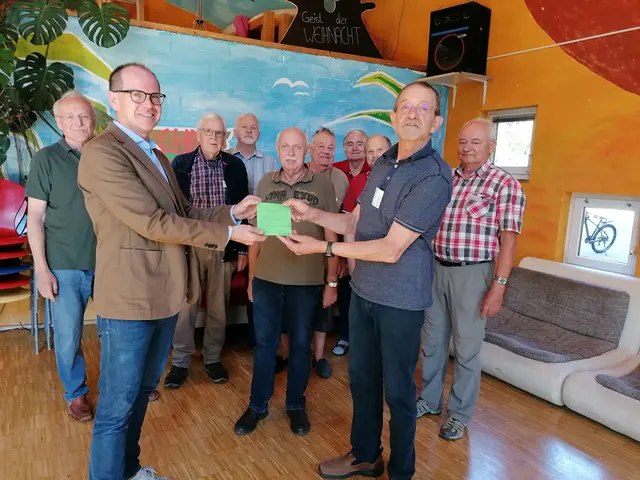 Fröhliche und dankbare Gesichter bei der Spendenübergabe der Pfinztaler Reparatur-Initiative für die Diakoniestation. | Foto: Diakoniestation Pfinztal