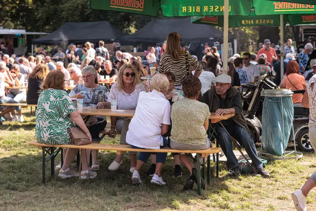 Der Sonntagnachmittag im Bürgerpark Wörth - chillen, den Sonnenschein genießen und das Programm des SWR4 Festivals erleben  | Foto: Paul Needham