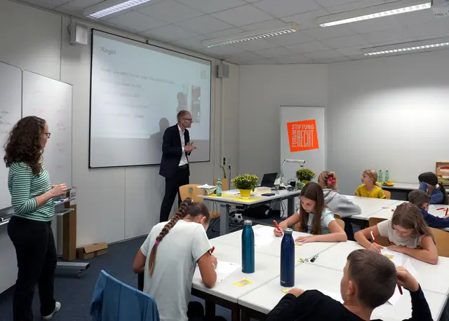 Was ist Recht_1: In der Einheit "Spielregeln fürs Zusammenleben – Was ist Recht?" diskutierten die Kinder mit Dr. Cord Brügmann, Leiter der Stiftung Forum Recht in Karlsruhe, über die Notwendigkeit von Regeln und die Bedeutung von Gerechtigkeit. | Foto: Bildrechte: DHBW KA//DI