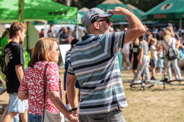 Der Sonntagnachmittag im Bürgerpark Wörth - chillen, den Sonnenschein genießen und das Programm des SWR4 Festivals erleben  | Foto: Paul Needham