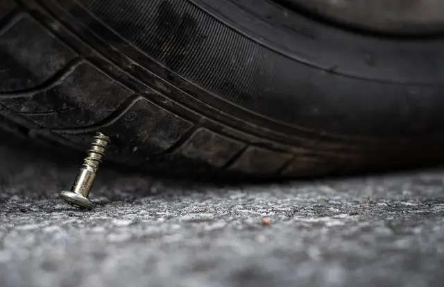 Der Polizei wurden zwei Vorfälle gemeldet, bei denen Fahrzeuge durch die Nägel beschädigt wurden (Symbolfoto) | Foto: AdobeStock_364118776