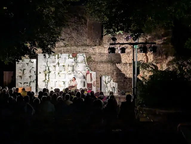 Hier wurde gespielt: Bühne vor der mächtigen Burgmauer im Innenhof  | Foto: Arno Mohr