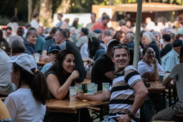 Der Sonntagnachmittag im Bürgerpark Wörth - chillen, den Sonnenschein genießen und das Programm des SWR4 Festivals erleben  | Foto: Paul Needham