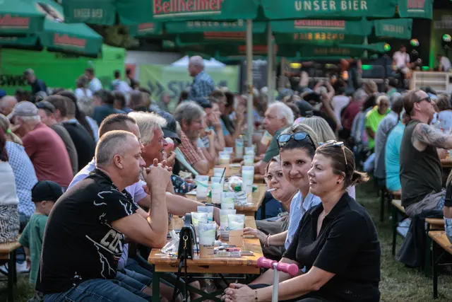 Der Sonntagnachmittag im Bürgerpark Wörth - chillen, den Sonnenschein genießen und das Programm des SWR4 Festivals erleben  | Foto: Paul Needham
