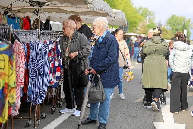 Bummeln, stöbern, einkaufen: Auf dem Krämermarkt in Pirmasens gibt es von Kleidung bis Haushaltswaren eine große Auswahl. | Foto: Norbert Scharf