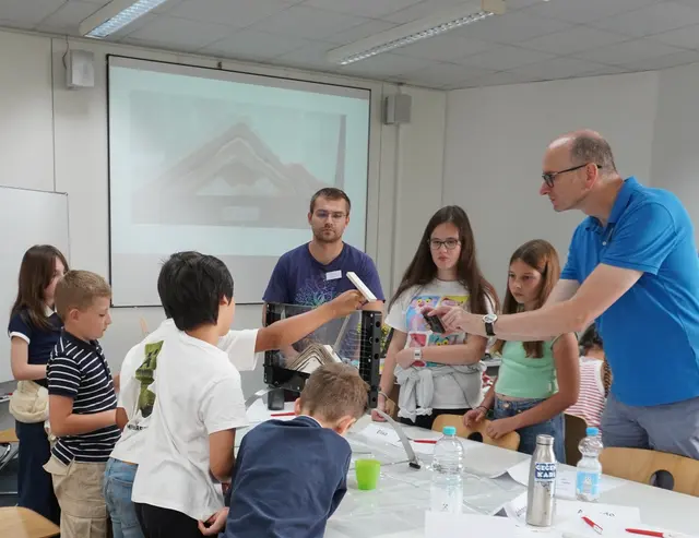 Dr. Eduard Harms erklärt Kindern beim SommerKinderCollege an der DHBW Karlsruhe, was beim Ausbruch eines Vulkans geschieht. | Foto: DHBW KA//SON