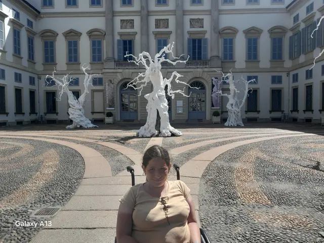 Irene vor dem Eingang der Kunstgalerie | Foto: Stephan Alberti-Riedl