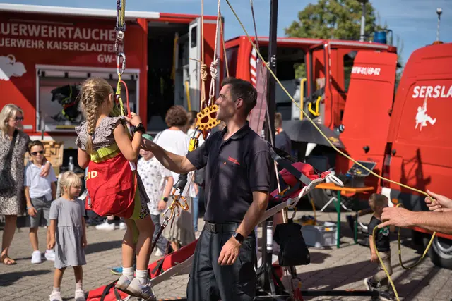 Zahlreiche Stationen, wie hier bei der Höhenrettung, luden Groß und Klein zum Ausprobieren und Mitmachen ein | Foto: Stadt KL/gratis