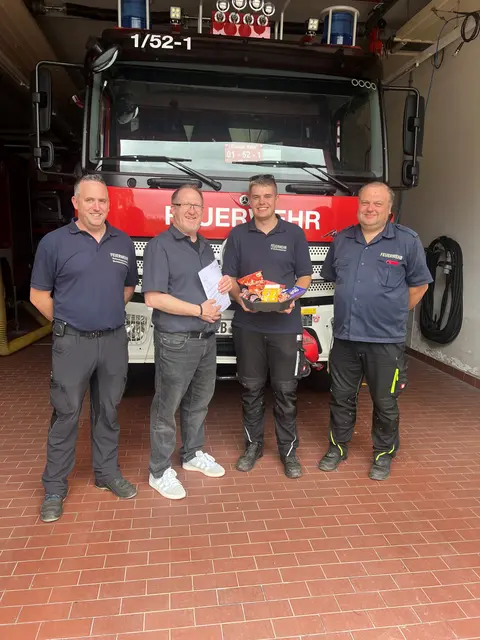 Von links: Oliver Schmittinger (stellv. Wehrleiter Feuerwehr VG Kirchheimbolanden), Erster Beigeordneter Franz Röss, Marvin Ruppert und der Wehrleiter der VG Feuerwehr, Matthias Groß | Foto: Feuerwehr VG Kirchheimbolanden