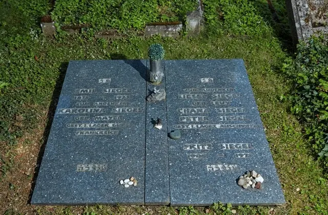 Grabstein der Familie Siegel: der Jüdische Friedhof Ingenheim als Erinnerungsort jahrhundertelangen Lebens von Juden und Christen | Foto: Projektgruppe Jüdisches Leben in Ingenheim/Ralf Piepenbrink