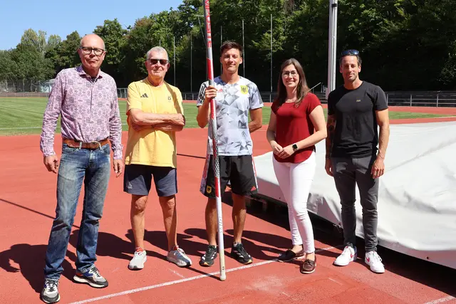Oberbürgermeister Dominik Geißler (links) und Sportdezernentin Lena Dürphold überbringen an Oleg Zernikel (Mitte) die Glückwünsche der Stadt Landau. Trainer Jochen Wetter (2. von links) und Dennis Schober gehören zum Team. Bei den Weltmeisterschaften in Tokio dabei ist der neue Stab. | Foto: Stadt Landau