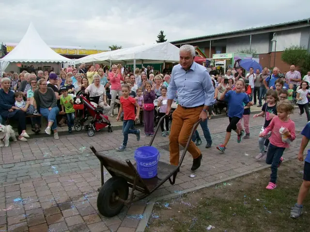 Auch Bürgermeister Peter Christ hat sich beim traditionellen Schubkarrenrennen schon die Ehre gegeben.  | Foto: Selina Wiegand