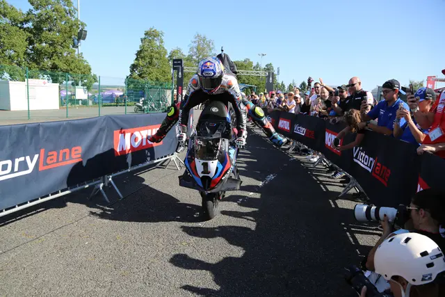 Dauersieger Razgatlioglu feiert mit einem Stoppie seinen dreifach-Sieg in Frankreich  | Foto: moto - foto ( Reuschel )