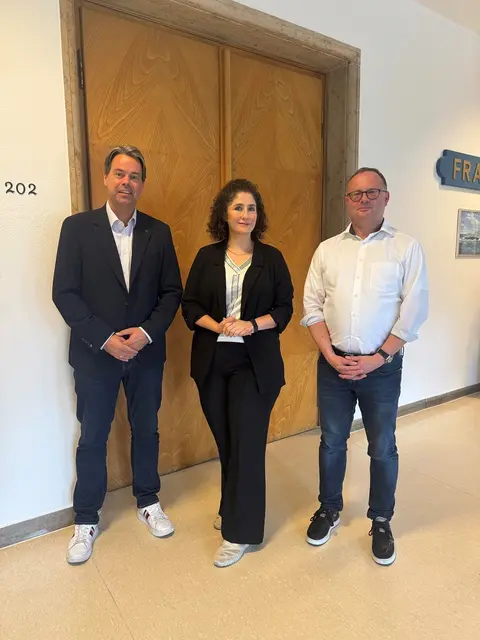 Frankenthals Oberbürgermeister Nicolas Meyer (links) und Matthias Kattler (rechts) begrüßen Dr. Hadysa Mohajerani als neue Projektleiterin für den Bereich Klima und Energie. | Foto: Stadt Frankenthal