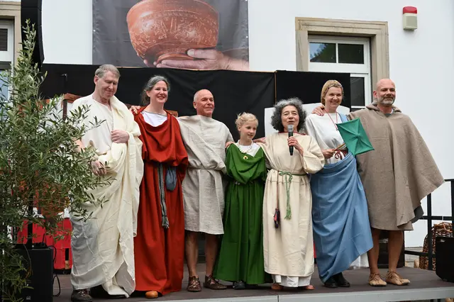 Modenschau beim Museumsfest im Mai 2025
Referentin Gisela Michel ist die 3. v. re. | Foto: Andrea Abt