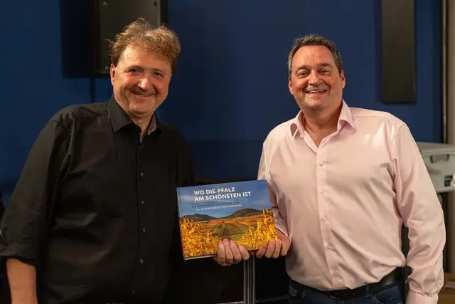 Schriftsteller Michael Landgraf und der Fotograf Jochen Heim stellen ihren Bestseller "Wo die Pfalz am Schönsten ist" vor. | Foto: Landgraf