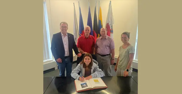 Turntalent Janoah Müller trägt sich in das Goldene Buch von Haßloch ein. | Foto: Gemeindeverwaltung Haßloch