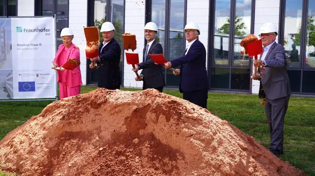 Beim Spatenstich: OB Beate Kimmel (von links), Prof. Dr.-Ing. Peter Liggesmeyer, Wissenschaftsminister Clemens Hoch, Prof. Dr.-Ing. Holger Hanselka, Reinhard Hens (asplan architekten) | Foto: Fraunhofer IESE/gratis