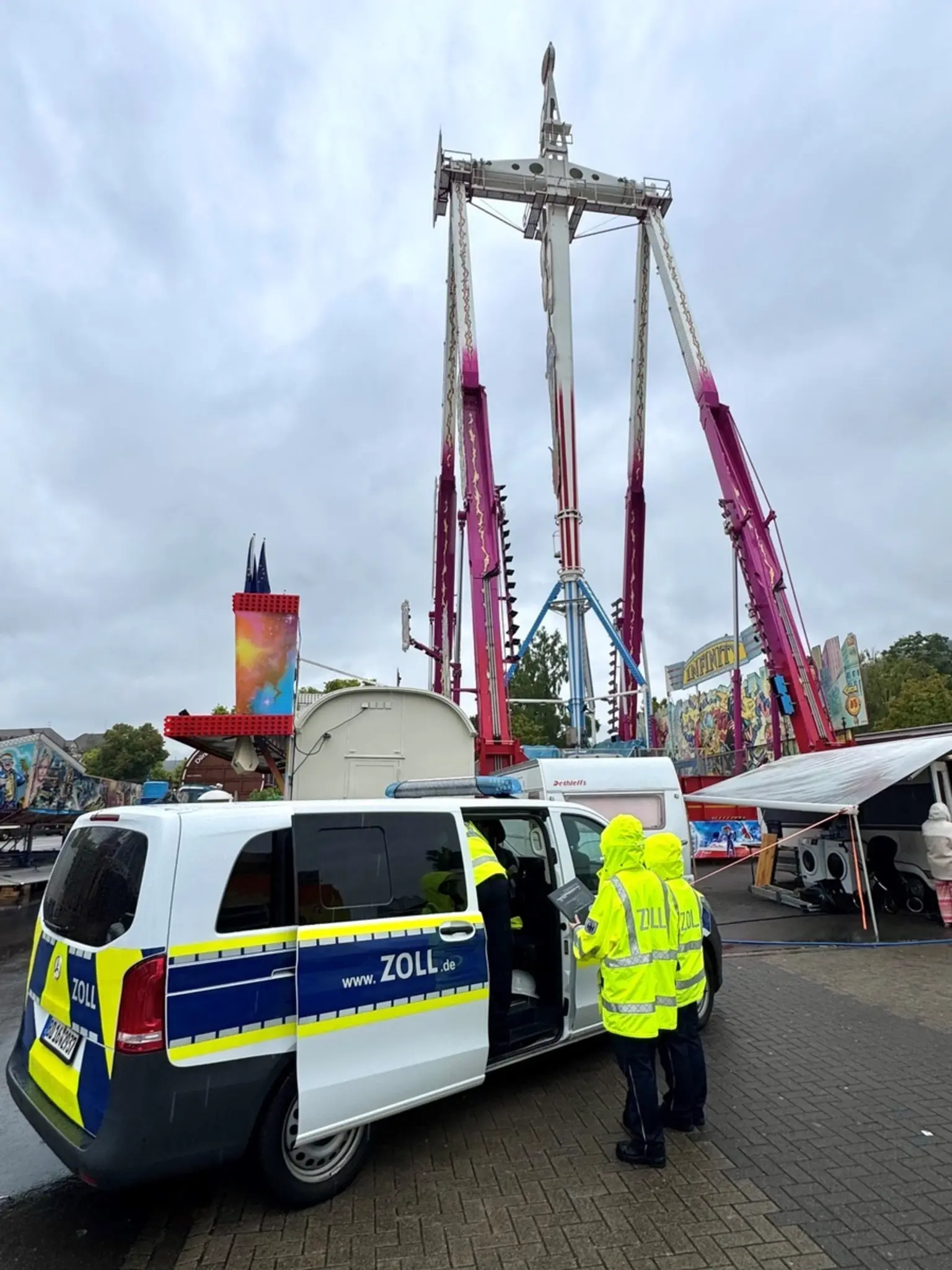 Zoll-kontrolliert-Schausteller-auf-dem-Wurstmarkt