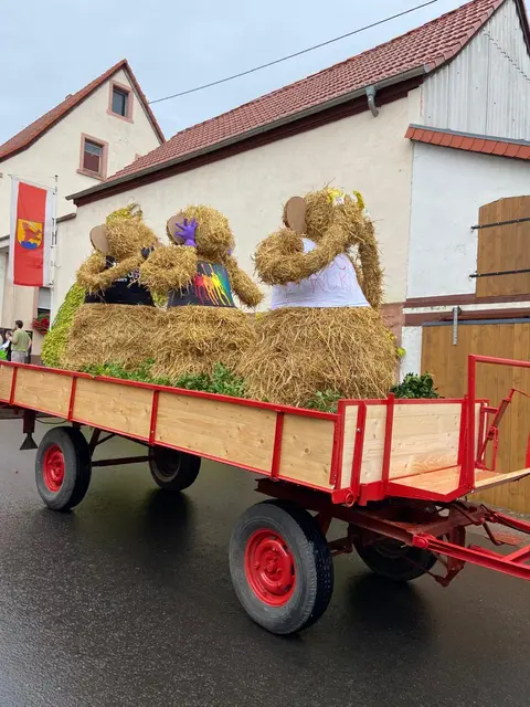 Kreative Motivwagen beim Kerweumzug | Foto: OG Stetten