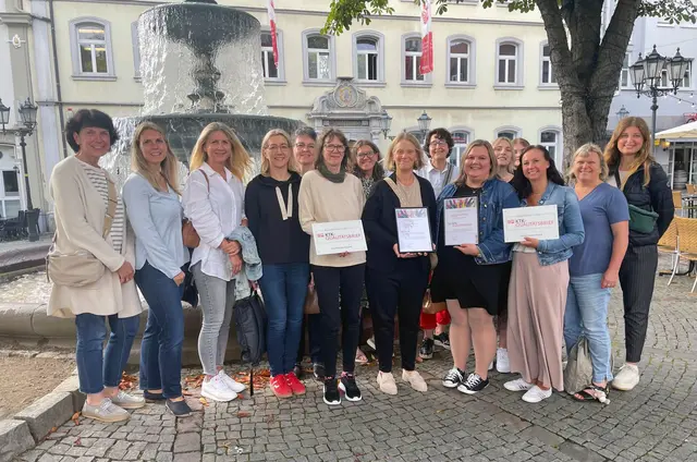 Die mitgereisten Erzieherinnen der beiden Kitas nach der Auszeichnung beim Gruppenbild in Kaiserslautern. | Foto: Montessori-Kindergarten St. Nikolaus Ramstein