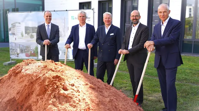 Wissenschaftsminister Clemens Hoch (von links), Prof. Dr.-Ing. Holger Hanselka, Prof. Dr.-Ing Peter Liggesmeyer, Prof. Dr.-Ing. Jörg Dörr, Prof. Dr. Frank Bomarius  | Foto: Fraunhofer IESE/gratis