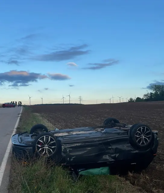 Durch den Aufprall überschlug sich das Fahrzeug der 24-Jährigen im angrenzenden Feld und kam auf dem Dach zum Liegen | Foto: Polizeiinspektion Rockenhausen