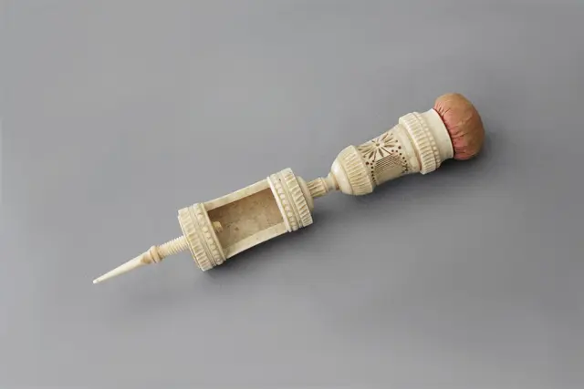 Ein Nadelkissen aus Elfenbein. | Foto: Erkenbert Museum