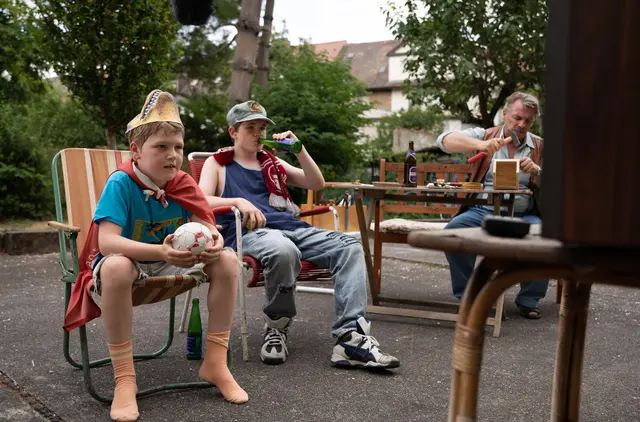 Szene aus dem Film "Ein Mann seiner Klasse". Als glühender FCK-Fan war es ein Muss, dass auch die Roten Teufel in dem Meisterwerk Raum einnehmen. | Foto: SWR/Saxonia Media Daniel Dornhöfer