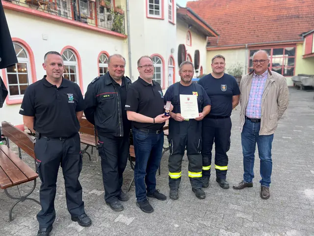 Von links: Oliver Schmittinger (stellv. Wehrleitung VG Feuerwehr), Wehrleiter der VG Feuerwehr Matthias Groß, Erster Beigeordneter Franz Röss, Armin Steuerwald-Ludwig, Johannes Dexheimer (Wehrleiter Feuerwehr Stetten) und Ortsbürgermeister Kai-Uwe Angermayer (Stetten) | Foto: Feuerwehr VG Kirchheimbolanden