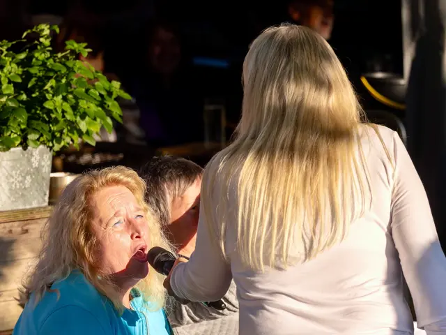 Ute Sold durfte eine Passage mitsingen | Foto: Johann-Peter Melder