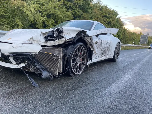 Ein 46-jähriger Porsche-Fahrer verlor aufgrund der Witterungsverhältnisse die Kontrolle über sein Fahrzeug, kam von der Fahrbahn ab und prallte gegen die Schutzplanke | Foto: Polizeiautobahnstation Kaiserslautern