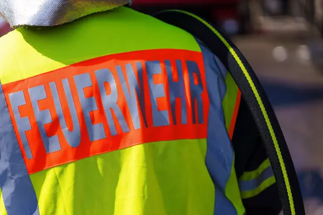 Der Mann konnte das Auto nicht selbst verlassen, da sich seine Tür nicht mehr öffnen ließ. Einsatzkräfte der Feuerwehr befreiten ihn und übergaben ihn dem Rettungsdienst | Foto: Kim Rileit