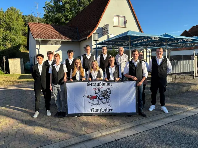 Die Straußjugend von Nanzweiler hat sich für die Kerwe schon mal schick gemacht | Foto: Straußjugend/Gratis