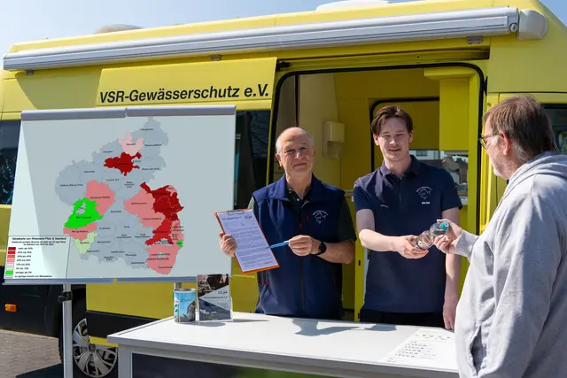 Gerorg Stuker und Milan Toups beraten einen Brunnennutzer | Foto: Ruben Wiltsch