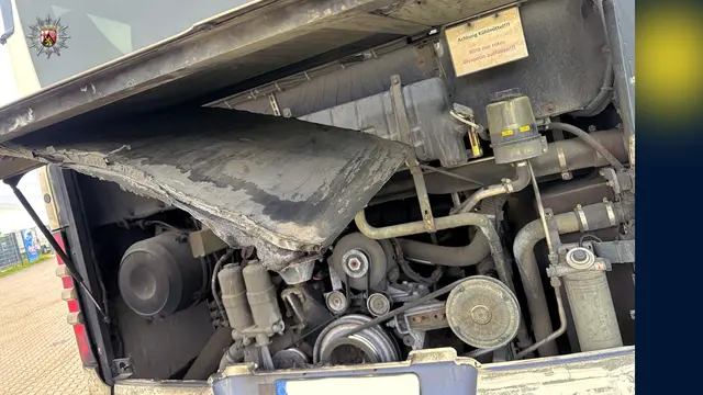 An der Heckklappe des Busses war die Dämmung defekt und hing lose in den Motorraum hinein | Foto: Polizeiautobahnstation Kaiserslautern