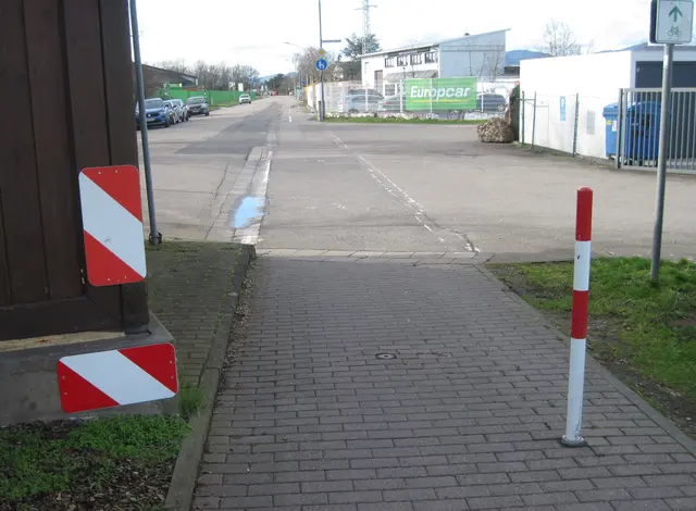 Das Fundament der Bushaltestelle dicht am Weg wurde durch rot-weiße Schraffen deutlich gekennzeichnet und ist nun kein Hindernis mehr | Foto: adfc E. Vortanz