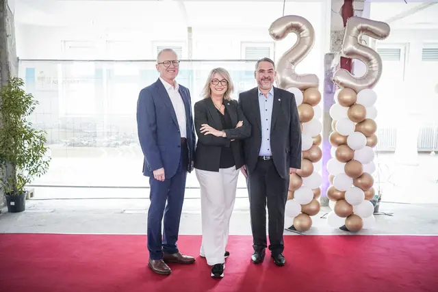 Feierlichkeiten anlässlich des 25-jährigen Bestehens der WEG (Wirtschaftsentwicklungsgesellschaft mbH) Neustadt an der Weinstraße von links: der erste WEG Geschäftsführer Thomas Hammann, die aktuelle WEG Geschäftsführerin Karin Henneke und Oberbürgermeister Marc Weigel. | Foto: Max Kany