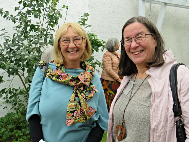 Zwei sympathisch lächelnde Damen: Barbara Regelein (links Heimat- und Geschichtsverein Altrip) | Foto: Brigitte Melder